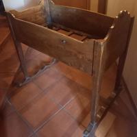 Pregiata culla a dondolo in legno