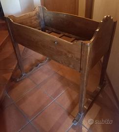 Pregiata culla a dondolo in legno
