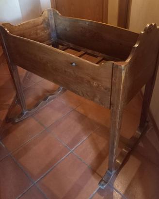 Pregiata culla a dondolo in legno
