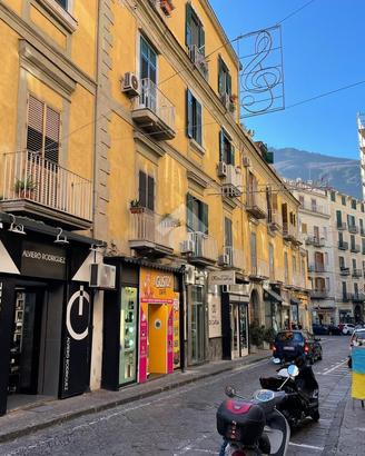 NEGOZIO A CASTELLAMMARE DI STABIA