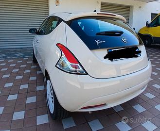lancia y