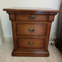 Comodino 3 cassetti stile classico in legno