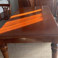 Vetrina con tavolo allungabile e quattro sedie