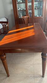 Vetrina con tavolo allungabile e quattro sedie