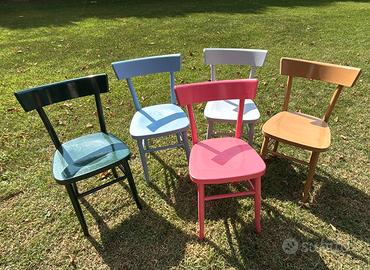 Sedie in legno colorate