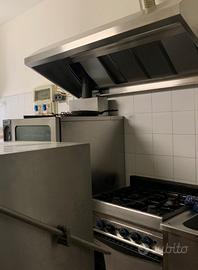 Gastronomia con rivendita alimentare e posti a sed