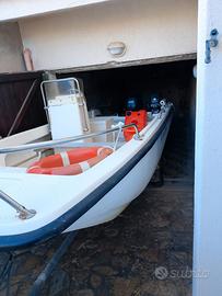 Barca con motori e carrello