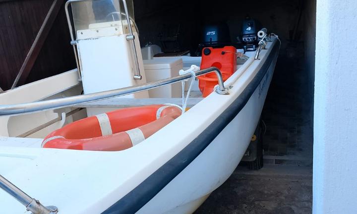 Barca con motori e carrello