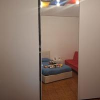 Armadio con ante scorrevoli e specchio