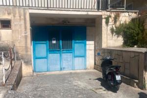 Garage 73 mq con bagnetto porticina esterna