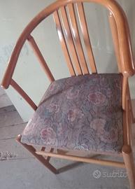 Sedie in legno con seduta in stoffa imbottita 