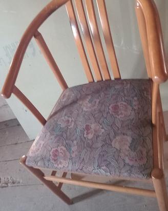 Sedie in legno con seduta in stoffa imbottita 