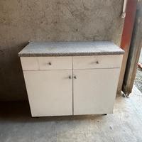 Mobili cucina bianchi con piano grigio