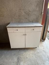 Mobili cucina bianchi con piano grigio