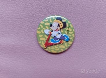 Spilla Topolino con monopattino Disney