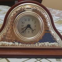 Orologio da tavolo in argento e legno mogano.