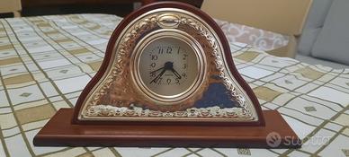 Orologio da tavolo in argento e legno mogano.