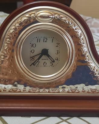 Orologio da tavolo in argento e legno mogano.