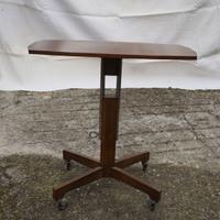 Tavolino vintage con ruote