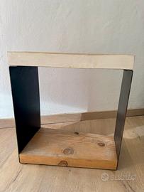 Tavolino asimmetrico in legno e metallo
