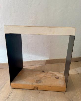 Tavolino asimmetrico in legno e metallo
