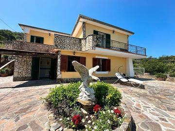 Villa composta da 5 appartamenti a Castellabate