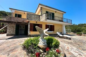 Villa composta da 5 appartamenti a Castellabate