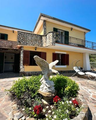 Villa composta da 5 appartamenti a Castellabate