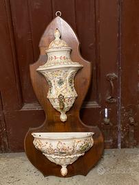 Acquasantiera smaltata antica in ceramica