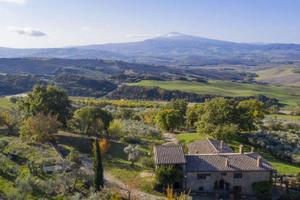 Rustico / Casale di 550 m² con più di 5 locali e b