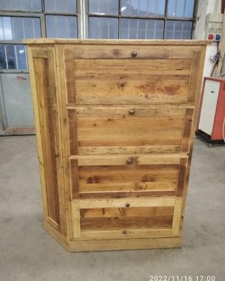 scarpiera spizzata in legno vecchio con ripiani