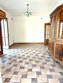 Ampio appartamento , piano comodo con posto auto!