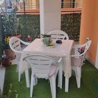 Tavolo quadrato con 4 sedie