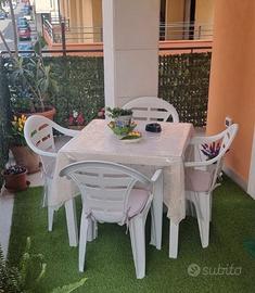 Tavolo quadrato con 4 sedie