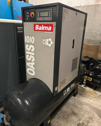 Compressore a vite con essiccatore e serbatoio 