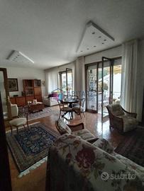 Appartamento di 147 m² con più di 5 locali e box a
