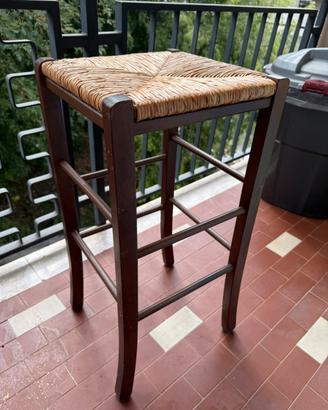 Sgabello alto in legno con seduta intrecciata