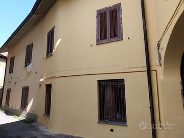 Pontirolo in piccola corte del centro