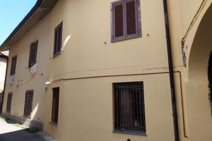 Pontirolo in piccola corte del centro