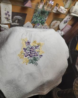 Asciugamano Fiandra vintage ricamo viole mimose 