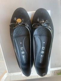 Ballerine in camoscio con para di gomma by Geox