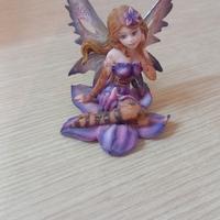 Fata seduta su un fiore