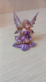 Fata seduta su un fiore