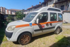 Fiat Doblo' con pedana di carico