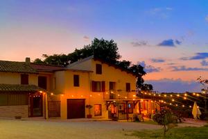 Agriturismo in campagna con vista mare