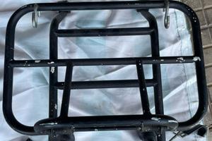 Portapacchi Anteriore Nero per Vespa HP / V / FL2