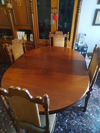 Tavolo da soggiorno e quattro sedie in legno