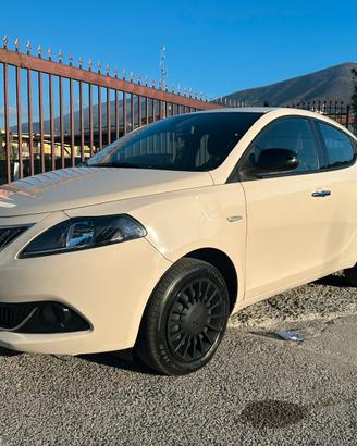 Lancia Ypsilon 1.0 Hybrid