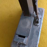 Tappatrice antica in legno, ferro e ghisa