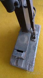 Tappatrice antica in legno, ferro e ghisa